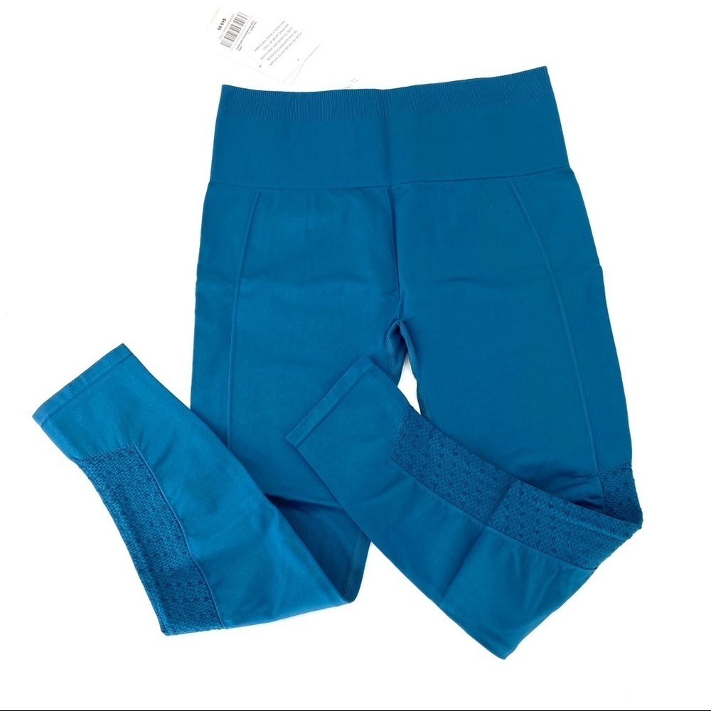 Fabletics Sync High-Waisted Perforated Legging- M